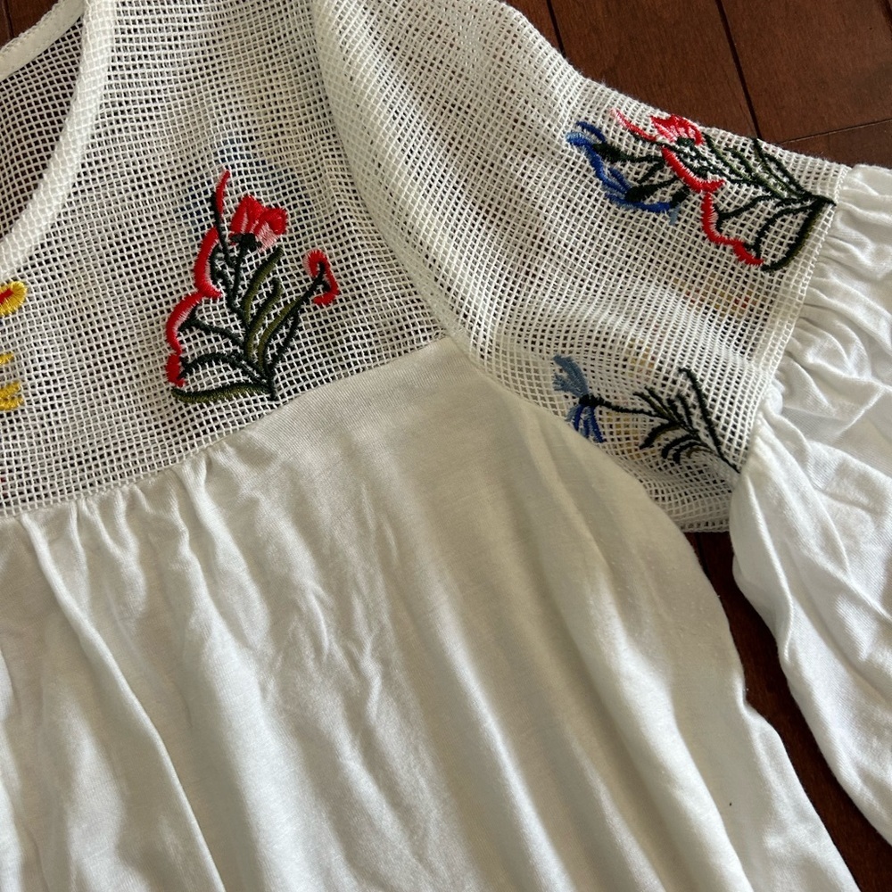White Embroidered Floral Top Tee with Bell Sleeves Size Petite Medium - Picture 4 of 12